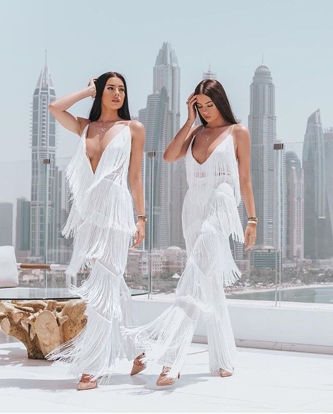 Kembar identik yang lahir pada 1990 ini memulai kariernya di usia remaja. Mereka pun kerap menguggah pemotretan modelingnya di Instagram yang memiliki ratusan ribu lebih pengikut. Foto: Dok. Instagram @thebaduratwins