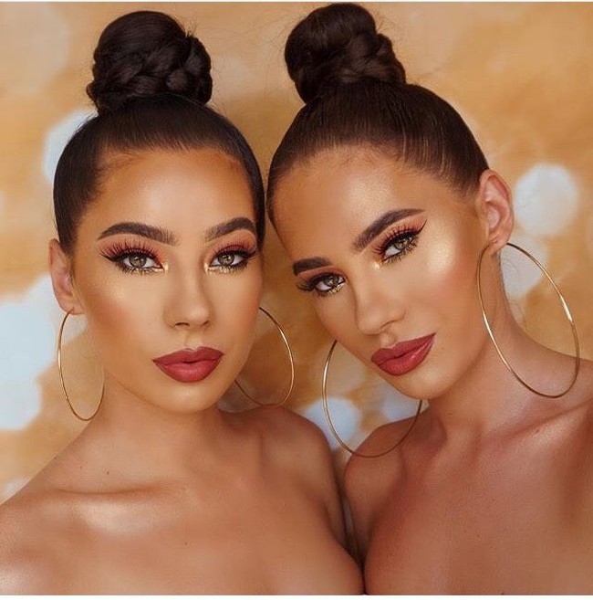 Menjaga kecantikan dan berat tubuh ideal bagi kembar cantik ini pun bukan perkara mudah. Hal tersebut dikemukakan oleh Laura yang menyatakan bahwa dirinya sangat suka makan.Foto: Dok. Instagram @thebaduratwins 