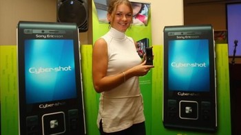 Seri Cybershot yang mengandalkan fitur kamera pun banyak diminati. Foto: Getty Images