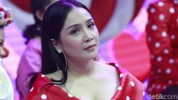 Nagita Slavina tampil mengenakan busana serba bintik di sebuah acara baru-baru ini. Ia meramaikan acara dengan ikut bernyanyi di atas panggung.  Foto: (Palevi/detikhot)