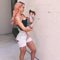 Selain unggah foto seksi, Hope juga memanfaatkan media sosial untuk membagi tips kebugaran pada orang banyak. Dia pun kini begitu populer di Instagram dengan followers lebih dari 800 ribu. Dan channel YouTube yang dibuatnya bersama sang suami memiliki lebih dari 55 ribu subscriber. Foto: Dok. Instagram Hope Howard