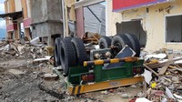Ini adalah truk terbalik yang sudah tak utuh lagi. Truk saja bisa begini, entah bagaimana bila manusia terhempas oleh kekuatan sebesar itu. (Elvan Dany Sutrisno/detikcom)