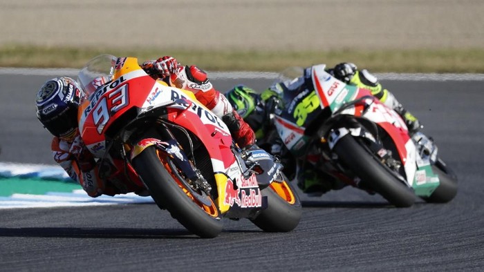 MotoGP - Japanese Grand Prix - Twin Ring Motegi, Motegi, Japan - October 21, 2018 Repsol Hondas Marc Marquez and LCR Hondas Cal Crutchlow in action during the MotoGP race REUTERS/Toru Hanai