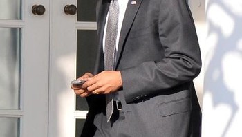Mantan Presiden Amerika Serikat Barack Obama pun pernah selalu memakai BlackBerry. Foto: Getty Images