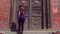 Ia juga menyempatkan diri mampir ke tempat-tempat bersejarah di Kathmandu. Foto: (IG/Luna Maya)