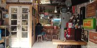 Ada Nasi Pedes Bali yang Sedap di Warung Bernuansa Tempo Dulu Ini