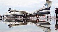 Pesawat yang dikembangkan dan dibangun oleh perusahaan pesawat milik negara yaitu Aviation Industry Corporation of China, lepas landas dan akhirnya mendarat sempurna di atas air di Jingmen Provinsi Hubei, China. Istimewa/Economic Times.
