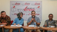 Hadir dalam diskusi tersebut (kiri-kanan) pengamat politik Hendri Satrio, peneliti senior LIPI Siti Zuhro, Ketua Umum Perkumpulan Swing Voters Adhie Massardi, dan Sekjen Perkumpulan Swing Voters Binbin Firman.