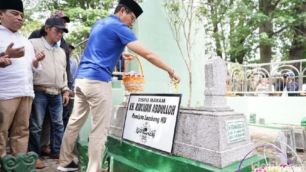 Awali Kunjungan ke Jatim, Sandiaga Uno Ziarah Makam Gombloh