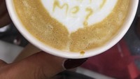 Seorang barista membuatkan latte art yang bikin Siva spechless nih. Tulisan di atas kopinya, will you marry me? hayo dijawab Siva.  Foto: Instagram @sivaapriliareal