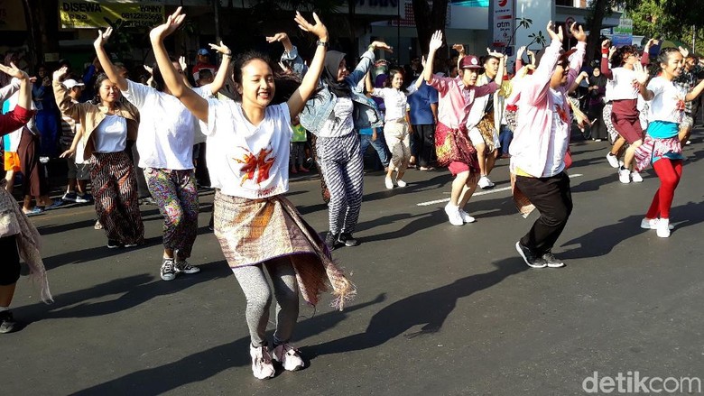 Aksi Muda-mudi Solo Ajak Warga di CFD Ikut Indonesia Menari 2018 Aksi Muda-mudi Solo Ajak Warga di CFD Ikut Indonesia Menari 2018