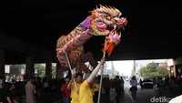 Atraksi liong memeriahkan kirab budaya dan ruwat bumi.