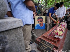 Awali Kunjungan ke Jatim, Sandiaga Uno Ziarah Makam Gombloh