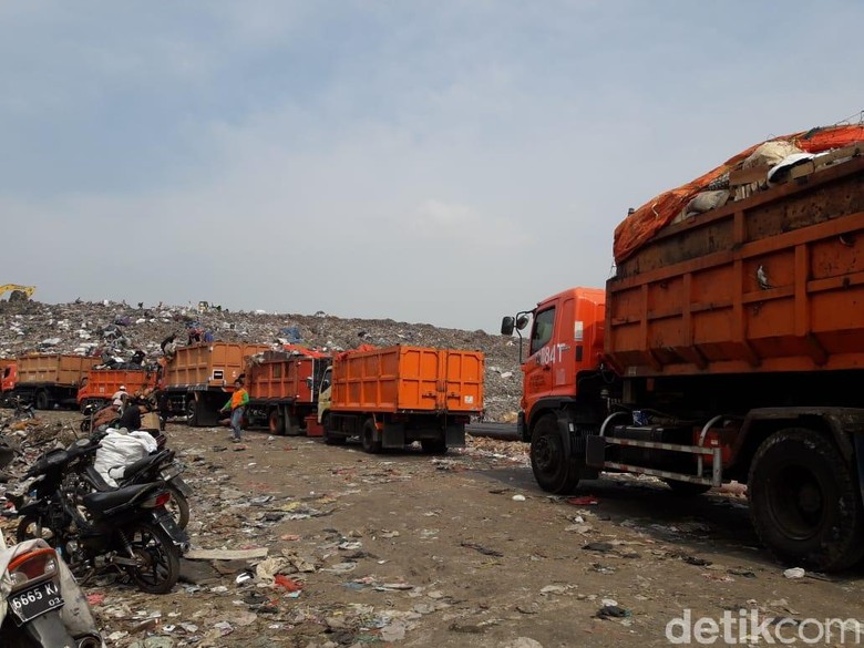 Hilir Mudik Truk Sampah DKI di Tengah Panas Relasi Jakarta-Bekasi Hilir Mudik Truk Sampah DKI di Tengah Panas Relasi Jakarta-Bekasi