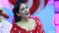 Ia turut bernyanyi dan berjoget di atas panggung. Foto: (Palevi/detikhot)