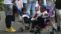 Seorang anak tampak sedang asyik beristirahat bersenda gurau bersama temannya di atas strollernya usai mengikuti acara jalan sehat tersebut. Foto: dok. Panin Dai Ichi Life