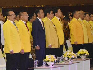 Jokowi Bela Menteri dari Serangan di Munas Golkar