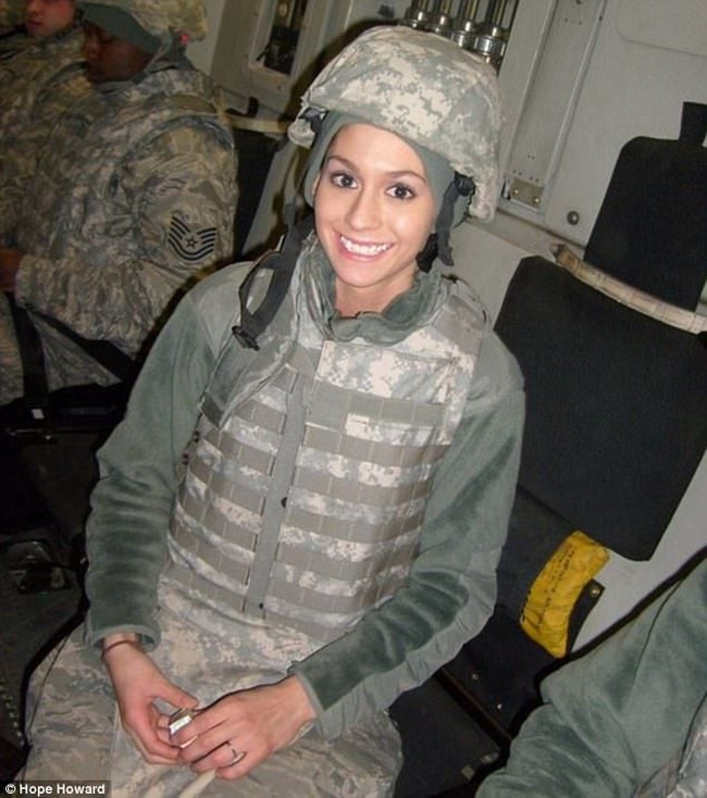 Seperti inilah penampilan Hope Howard saat bertugas sebagai Fighter Jet Mechanic di United States Air Force saat baru saja lulus SMA. Pada saat usianya 19 tahun, dia dikirim ke Afghanistan. Namun situasi perang yang suram membuatnya berhenti menjadi tentara. Foto: Dok. Instagram Hope Howard