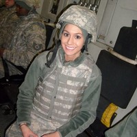 Seperti inilah penampilan Hope Howard saat bertugas sebagai Fighter Jet Mechanic di United States Air Force saat baru saja lulus SMA. Pada saat usianya 19 tahun, dia dikirim ke Afghanistan. Namun situasi perang yang suram membuatnya berhenti menjadi tentara. Foto: Dok. Instagram Hope Howard