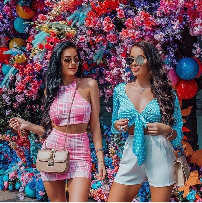 Influencer kembar ini juga berhasil menyelesaikan pendidikannya di Harrogate College, Inggris dengan mengambil jurusan Art dan Design. Foto: Dok. Instagram @thebaduratwins