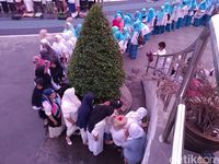 Ribuan Santri Salat Berjamah di Lapangan Gasibu Bandung