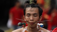 Para tatung tanpa ragu menusuk pipinya sampai tembus.