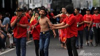 Atraksi ini menjadi tontonan menarik warga Jakarta. 