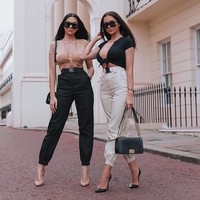 Klaudia Badura dan Laura Badura atau yang lebih dikenal dengan The Badura Twins merupakan model yang memiliki darah campuran Arab dan Eropa. Foto: Dok. Instagram @thebaduratwins