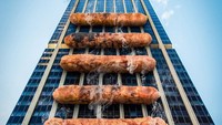 Bakar sosis di panggangan listrik atau pun alat panggang konvensional sih udah biasa. Tapi kali ini James membuat BBQ Building. Kayaknya terinspirasi dari garis garis yang ada di gedungnya, nih. Foto: Instagram jamespopsys