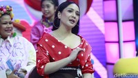 Ngaita tampil meramaikan acara mengenakan busana bernuansa polkadot. Foto: (Palevi/detikhot)