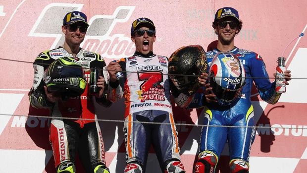 Marc Marquez merayakan kemenangan di podium MotoGP Jepang 2018.