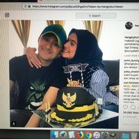 Hengky Kurniawan Dapat Kue Ultah Berbentuk Topi Bupati
