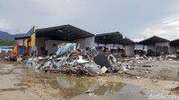 Sebelum tsunami menerjang, ini adalah daerah pertokoan dan pergudangan. Kini setelah tsunami datang, semuanya luluh lantak. (Foto: Elvan Dany Sutrisno/detikcom)