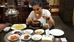 Pose Makan Siva Aprilia, Model yang Dadanya Tersenggol Petarung MMA