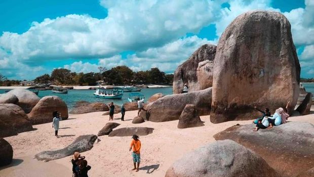Pulau Batu Berlayar di Belitung