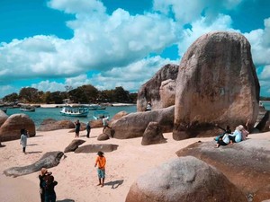Pesona Batu Berlayar yang Unik di Belitung