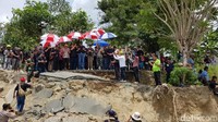 Chairul Tanjung dan keluarga meninjau lokasi terdampak likuifaksi, Petobo. Dia didampingi oleh istrinya, Anita Ratnasari, dan putranya Rahmat Dwiputra. Mereka berdoa bersama. (Elvan Dany Sutrisno/detikcom)