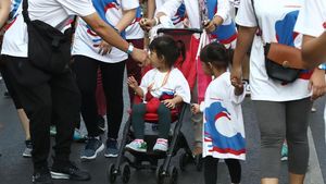 Anak-anak Hingga Orang Dewasa Meriahkan Jalan Sehat