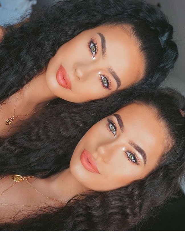 Tak hanya jadi model, kedua wanita cantik ini juga merupakan fashion blogger dan brand ambassador untuk produk kecantikan Lily Lashes. Foto: Dok. Instagram @thebaduratwins