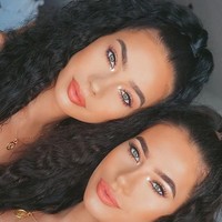 Tak hanya jadi model, kedua wanita cantik ini juga merupakan fashion blogger dan brand ambassador untuk produk kecantikan Lily Lashes. Foto: Dok. Instagram @thebaduratwins