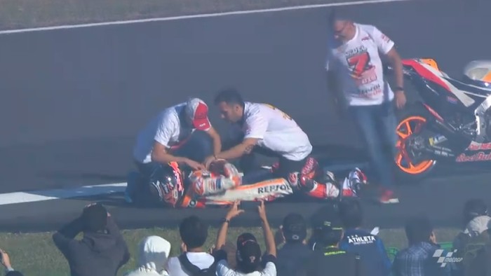 Marquez saat terbaring merasa nyeri keseleo. (Foto: screen shot MotoGP.com) Marquez saat terbaring merasa nyeri keseleo. (Foto: screen shot MotoGP.com)