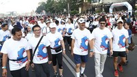 Usai melepas secara simbolis, Presiden Direktur Panin Dai-ichi Life Fadjar Gunawan bersama Wakil Presiden Direktur Panin Dai-Ichi Life Simon Imanto beserta jajaran direksi ikut jalan sehat bertajuk Charity Fun Walk di Jakarta, Minggu (21/10/2018). Foto: dok. Panin Dai Ichi Life