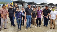 CT Corp dan CT Arsa Foundation menyalurkan bantuan untuk para korban bencana alam di Sulawesi Tengah ini.  Hadir dalam acara penyaluran bantuan,  Tugas Gabungan Terpadu (Kogasgabpad) Mayjen TNI Tri Soewandono, Wakalemdik Polri Irjen Pol Boy Rafly Amar, dan Danrem 132/Tadulako Palu Kolonel Inf Agus Sasmita. (Elvan Dany Sutrisno/detikcom)