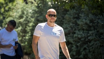 Seperti beberapa pentolan di dunia teknologi lainnya, Daniel Ek suka berbusana santai, cukup dengan memakai kaos dan kacamata hitam seperti ini. Foto: Getty Images