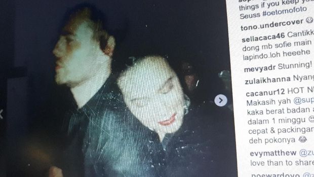 Siapa Pria Bule yang Dipeluk Sophia Latjuba?