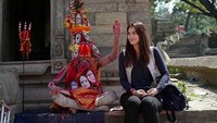 Luna menyempatkan berfoto bersama Sadhu di salah satu kuil yang banyak tersebar di sana. Foto: (IG/Luna Maya)