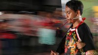 Para tatung unjuk kebolehan dalam kirab budaya dan ruwat bumi.