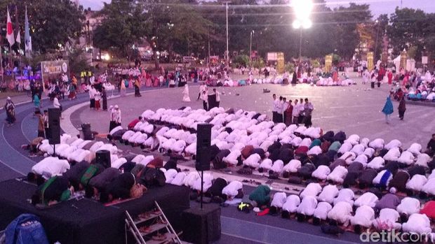 Ribuan Santri Salat Berjamah di Lapangan Gasibu Bandung