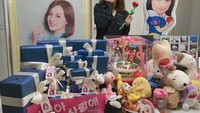 Tuh kan, berpose dengan kue ulang tahun plus beragam kado saat ulang tahun ke 23 nya aja Ji Won terlihat manis banget. Foto: Instagram geewooni