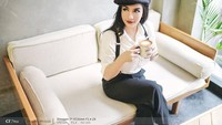 Dengan outfit klasik, Siva mengenakan topi saat santai di kafe. Ia juga memilih kopi sebagai minumannya. Foto: Instagram @sivaapriliareal